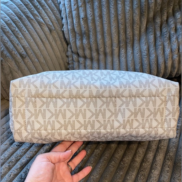 Michael Kors Aria Medium shoulder bag - Picture 4 of 11